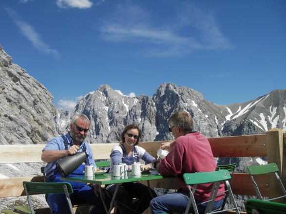 Die Terrasse auf der Knorrhütte - umgeben von einer einmaligen Kulisse