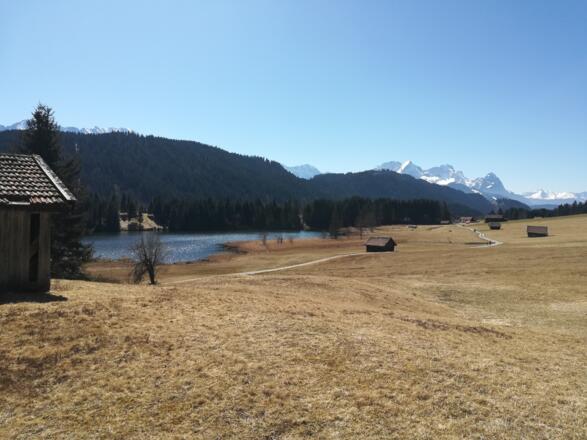 Radlweg am Geroldsee mit Blick auf das Zugspitzmassiv