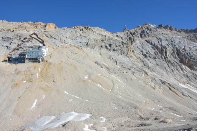 Blick zum Schneefernerhaus und Gipfelanstieg