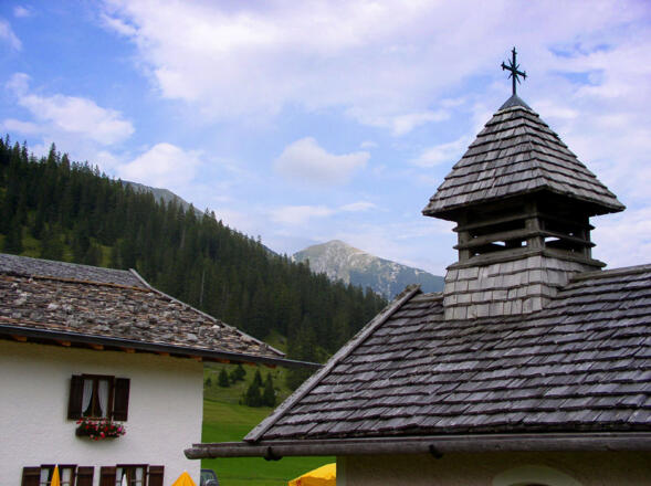 Die Esterbergalm mit Kapelle, im Hintergrund der Krottenkopf.