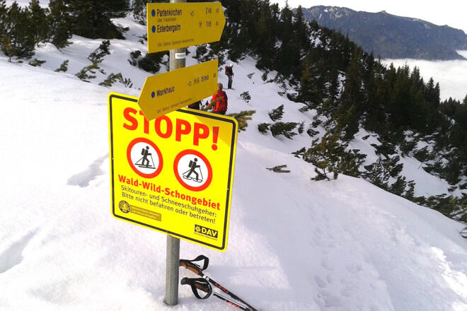 Hinweis auf das Schutzgebiet zwischen Abstiegsroute und Skipiste