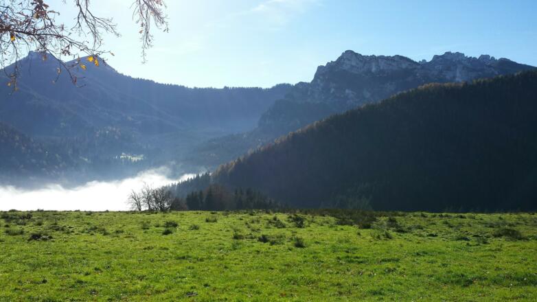 Blick auf Kampenwand, Gedererwand und Hochplatte (v. l.)