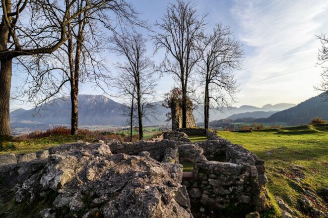 Steinmauern der Ruine mit Blick auf das Kaisergebirge