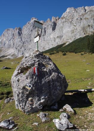 Wegzeichen zum Söllerpass auf der Puitalm