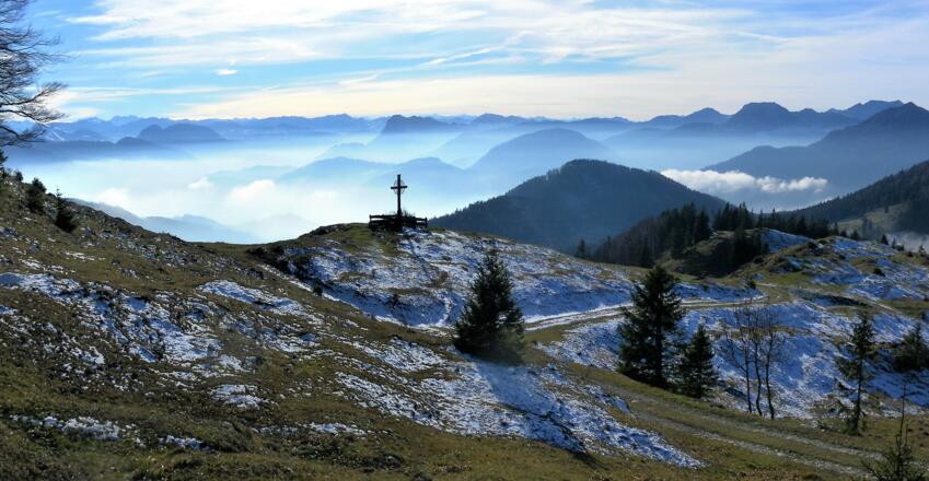 Friedenskreuz am Blasenhag über dem Inntal