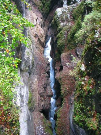 Blick vom Eisernen Steg in die Tiefe der Partnachklamm.