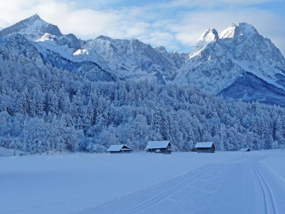 Loipen in Garmisch-Partenkirchen mit Blick auf das Zugspitzgebiet