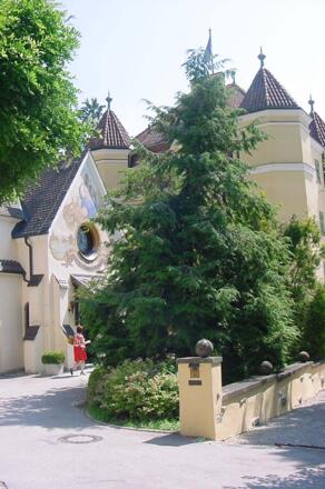 Im Schloss Garatshausen ist das Café für Radler geöffnet.
