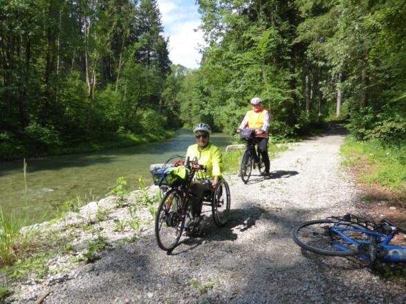 Radweg ab Rainmühle direkt an der Mangfall.  Aber Vorsicht bei der Einfahrt in den Schotterweg seitliches Gefälle!