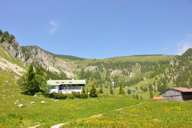 Im Hintergrund der Jägerkamp ein lohnenswertes Tourenziel.