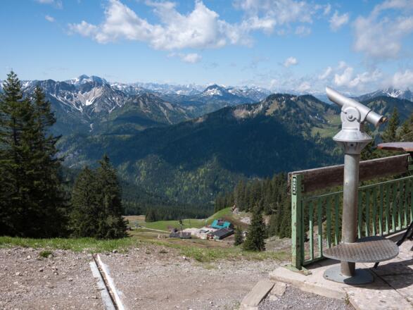 Blick von der Bergstation der Taubensteinbahn in Richtung Guffert und Schinder