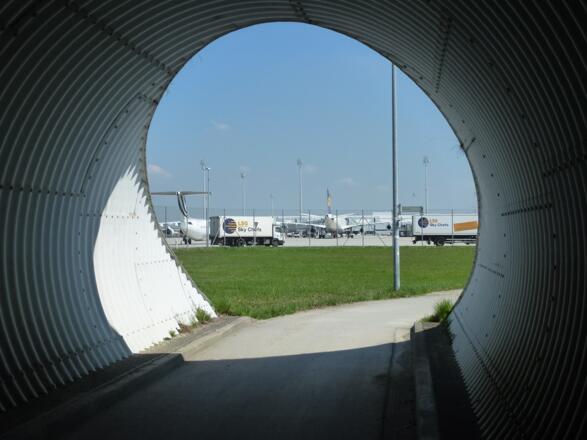 zum Vorfeld des Terminals 1