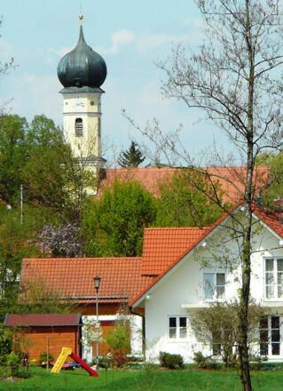 Ottenhofen mit der Pfarrkirche St. Katharina