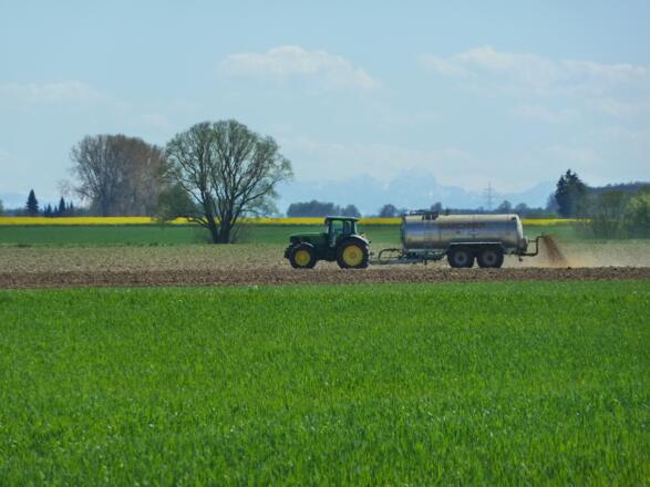 Der Wendelstein im Dunst im Süden