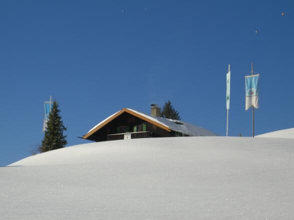 Fast versunken in traumhafter Winterlandschaft - die Schönfeldhütte im Hochwinter.