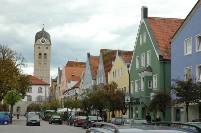 Die Lange Zeil ist die belebte Einkaufs- und Caféstraße Erdings. 