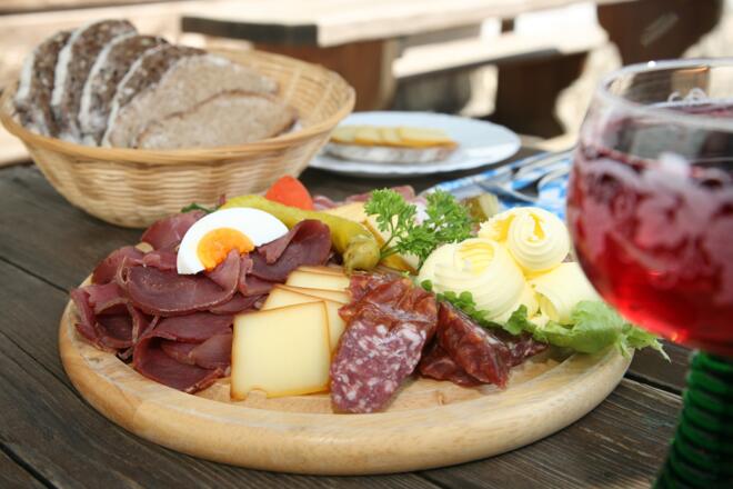 Ob hausgemachte Wurst oder selbst geräucherter Käse - hier schmeckts einfach saugut