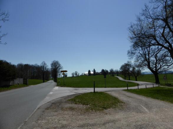 rechts nach Reitham, oder gerade ohne Berg nach Böttberg