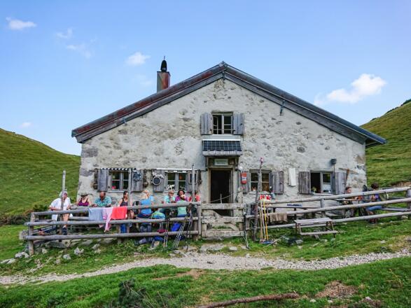 Die Terrasse der urigen Jägerbauernalm