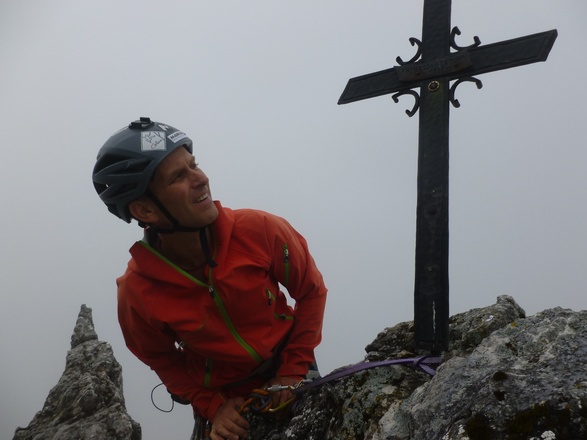 mit dem Gipfelkreuz auf Augenhöhe