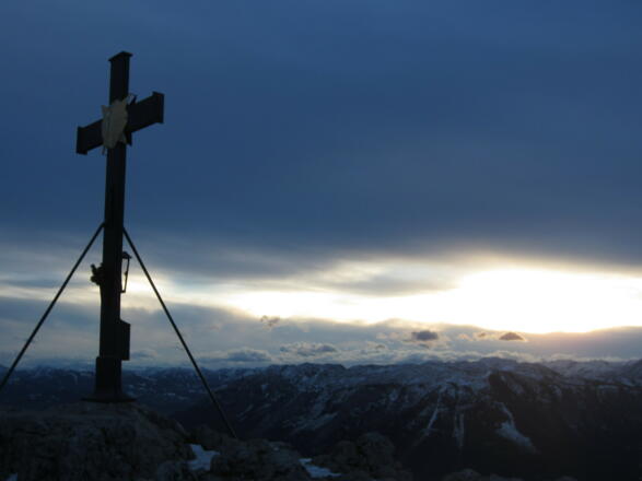Gipfelkreuz bei Sonnenaufgang