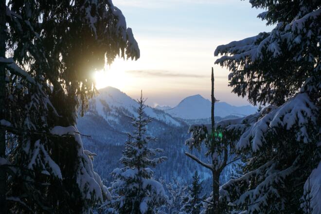 Winterliche Sonnenuntergangsstimmung beim Abstieg zum Spitzingsee