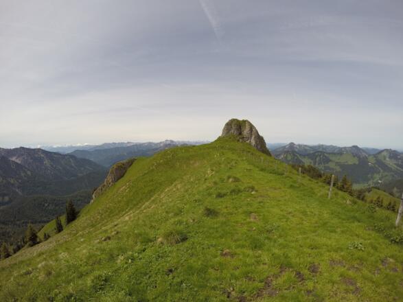 Der Bergrücken südlich des Lempersbergs mit Blick auf den Kirchstein
