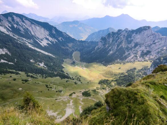 Aussicht von der Rotwand (links Hochmiesing, Mitte im Tal Großtiefentalalm, rechts Ruchenköpfe)