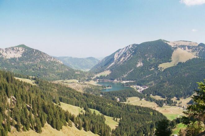 Blick vom Stolzenberg auf den Spitzingsee.