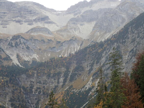 In der Ferne: Das Soiernhaus