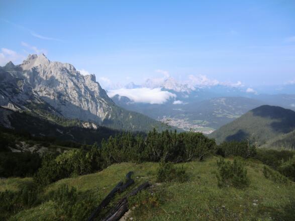 Auf dem Weg zum Wörnersattel noch ein Blick zurück nach Mittenwald