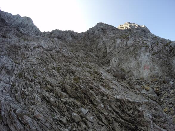 Steilschrofengelände auf dem Karwendelsteig