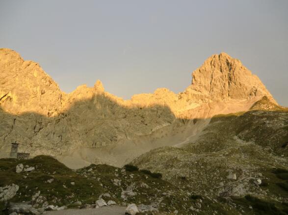Morgenstimmung an der Lamsenspitze (2508 m - rechts im Bild)