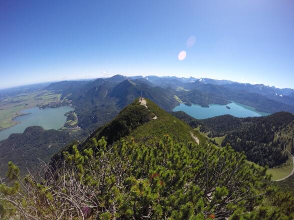Aussicht vom Herzogstandgipfel auf den Kochelsee (links) und den Walchensee