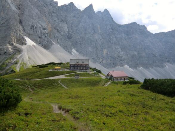 Blick zur Falkenhütte mit Nebengebäude (Matratzenlager)
