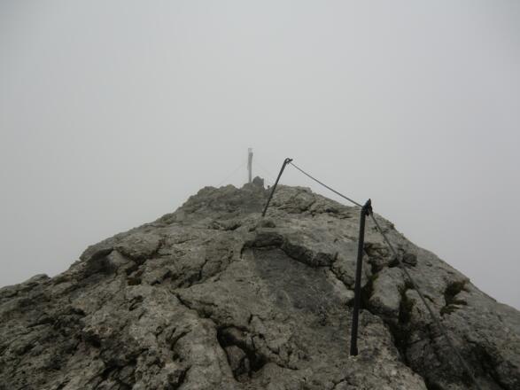 Die letzten Meter zur Westlichen Karwendelspitze sind stellenweise etwas abgespeckt