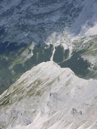 Blick von der Birkkarspitze (2749 m), im Vordergrund das Hochalmkreuz (2192 m)