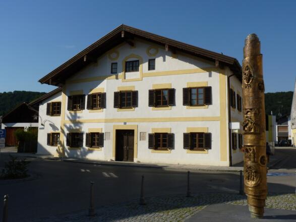 Benediktsäule und Geburtshaus des ehem. Papstes Benedikt des XVI in Marktl