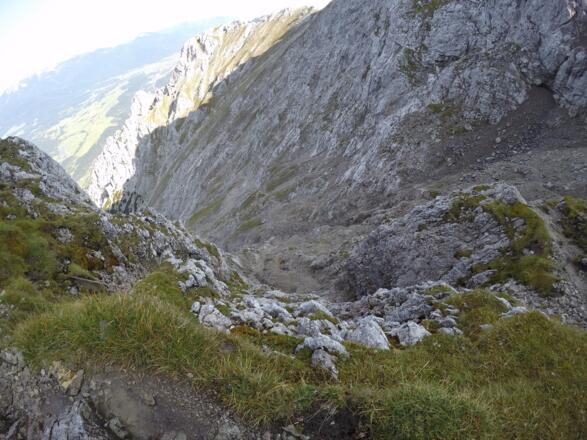 Blick in die steil abfallende &quot;Wanne&quot; beim Aufstieg