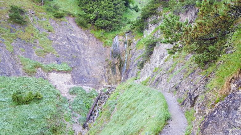 Die seilversicherte Querung des Wasserfalls im Aufstieg