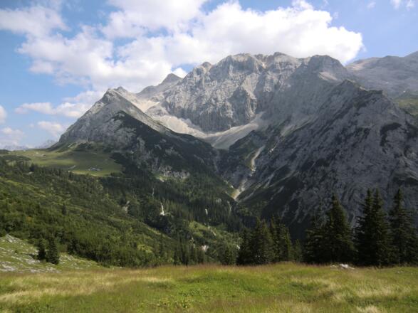 Am hinteren Teil des Gjaidsteigs mit Blick auf die Ödkarspitzen und die Birkkarspitze