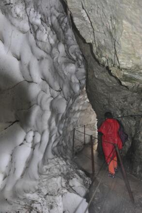 Imposante Schneemassen säumen den Aufstieg