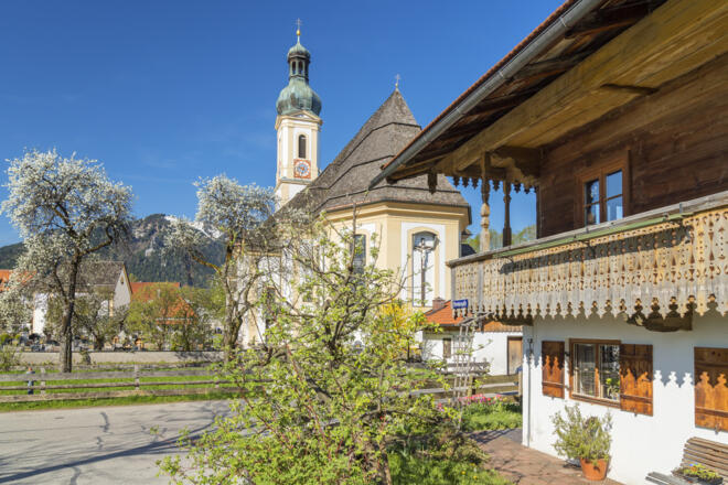 Lenggries mit Bauernhaus und Kirche