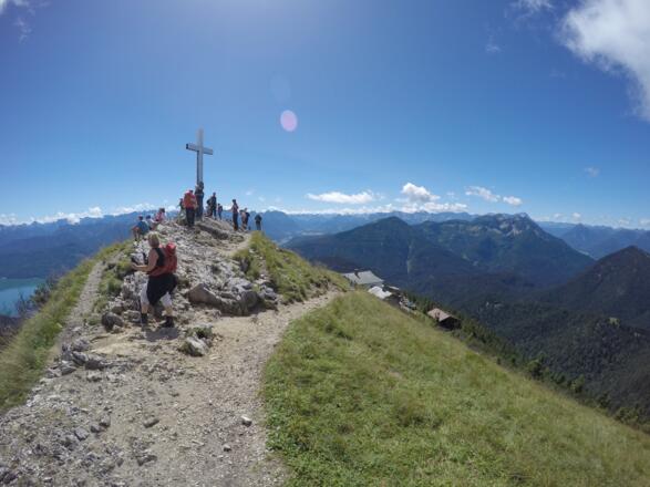 Am Gipfel des Heimgarten mit der gemütlichen Hütte