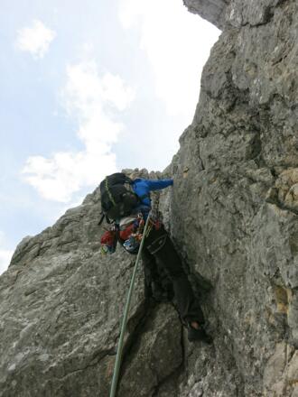 Rissüberhang oberhalb von plattigem Absatz