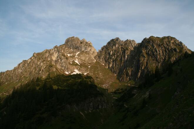 Die Klammspitze in der Morgensonne ist die höchste Erhebung in diesem Kamm.