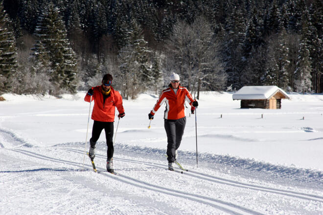 Langlaufloipe Dickelschwaig Runde - Blick auf Gertrudiskapelle und Forsthaus 