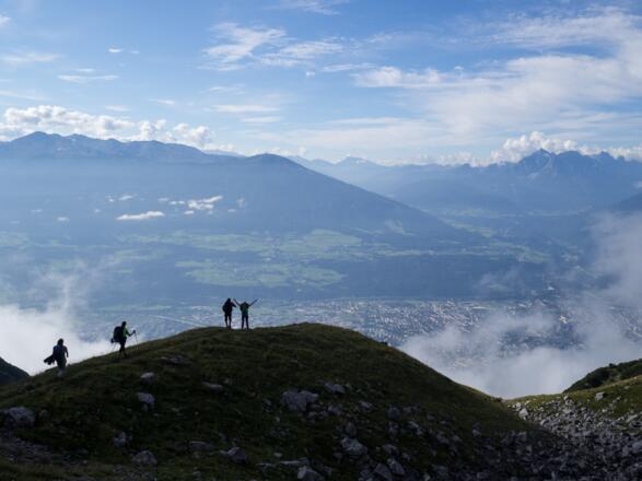 Blick auf das Inntal, den Alpenhauptkamm und das Wipptal von der Arzler Scharte aus