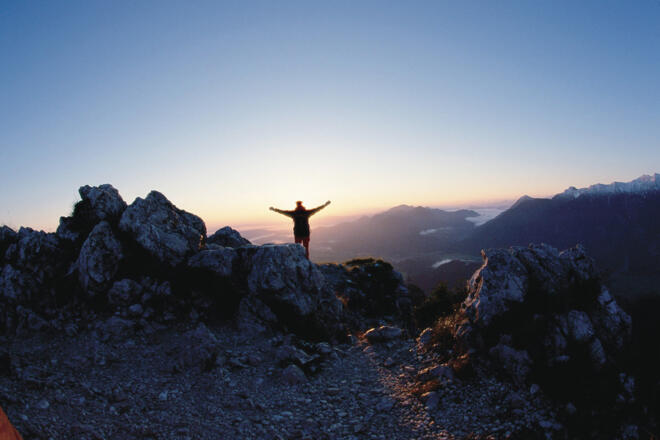 Bergtour Ettaler Manndl - Gipfelblick mit Estergebirge und Wetterstein