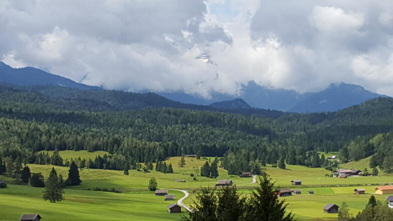 Hier verhindern leider Wolken die freie Sicht auf die Zugspitze - der Höllentalferner ist teilweise sichtbar